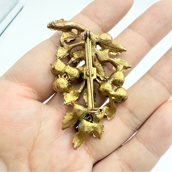 Vintage Gold Tone  Faux Pearls Leaf Grapes Brooch - Picture 4 of 6